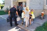 Полицейский Николаевской области помог женщине с детьми выехать из села, которое обстреливают