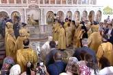 Патриарх Кирилл упал на богослужении: поскользнулся на святой воде (видео)