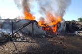В результате обстрелов в Николаевской области загорелся дом и гаражный кооператив