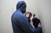 Житель Николаевской области изнасиловал 15-летнюю дочку сожительницы