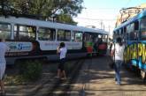 Одесский трамвай сошел с рельсов и врезался в дерево