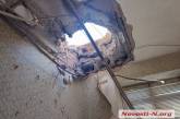 В Николаеве разгонный блок вражеской ракеты пробил три этажа в жилом доме (фото)