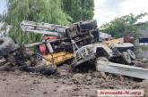 Попадання ракети по підприємству в Миколаєві: 10-метрова вирва, вантажівки склало одна на одну