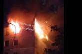 У соцмережах повідомляють, що у Миколаєві горить будинок, куди раніше прилетіла ракета (відео)
