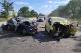 Під Миколаєвом «лоб у лоб» зіткнулися Daewoo та Peugeot: водії загинули, пасажир травмований