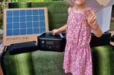 У Миколаєві п'ятирічна дівчинка передала морпіхам портативну зарядну станцію