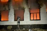У Миколаєві окупанти знищили гуманітарний склад: фото та відео ліквідації пожежі