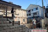В Николаеве из-за обстрелов в школе и амбулатории выбиты окна, повреждены многоэтажки