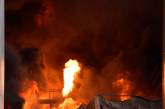 Вечерний обстрел: в Николаеве начался пожар, перебои в электроснабжении