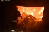 В Николаеве из-за обстрела горел автокооператив: уничтожены 6 гаражей и 2 автомобиля