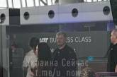 З'явилося відео, як екс-президент Порошенко із пляшкою шампанського гуляє в аеропорту Варшави