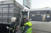 В Одессе автобус врезался в грузовик: есть пострадавшие