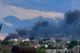 У Херсоні повідомляють про вибухи та детонацію боєприпасів у Чорнобаївці. Відео