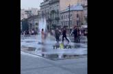 Во Львове голая женщина плескалась в фонтане — полицейский в погоне за ней врезался в столб (видео)