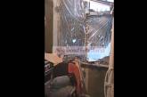 Мешканка Миколаєва показала наслідки «прильотів» на прикладі своєї квартири (відео)