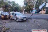 У центрі Миколаєва «Шкода» і «Пежо», що зіткнулися, вилетіли на тротуар і знесли світлофор