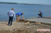 Незаконне будівництво на пляжі в Миколаєві: чиновник викликав поліцію – будівельники втекли (відео)