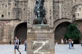 В Барселоне россияне разрисовали Z-символикой исторические достопримечательности