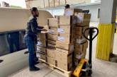 Французский кондитер привез в Николаев 120 коробок с круасанами и пончиками: их отправят солдатам
