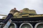 В Николаеве «декоммунизировали» танк на памятнике воинам-освободителям (видео)