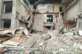 На Донеччині окупанти обстріляли школу: з-під завалів дістали тіло однієї загиблої