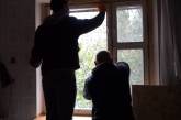 У Миколаєві робітники закривають вікна в будинках, які постраждали від недавніх обстрілів