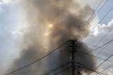 У Києві вибухи: ракетний удар припав по центру міста, горять авто (відео)