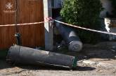 В Николаеве спасатели убрали части ракеты, упавшей в жилом квартале (фото)