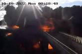  Камеры сняли момент удара по стеклянному пешеходному мосту в Киеве — он выстоял (видео)