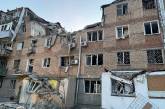 З'явилися фото з місця обстрілу в Миколаєві, де ворожа ракета влучила у п'ятиповерховий будинок