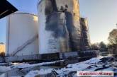 Дрони в Миколаєві пошкодили цистерни з тисячами тонн олії: вона тече вулицями (відео)