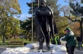 Пам'ятник Шевченку в Миколаєві закривають мішками з піском (відео)