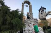 В Николаеве мешками с песком защитили памятник «Скорбящий ангел Чернобыля»