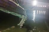 В Индии упал мост, на котором было до 500 человек: десятки погибших (видео)