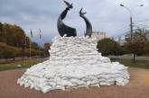 У Миколаєві обклали мішками з піском пам'ятник Героям небесної сотні (фото)