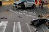 У центрі Миколаєва «БМВ» збив мопед: постраждали двоє людей (відео)