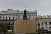 В Одесі пам'ятник Катерині II оточили парканом та замотали у пакет