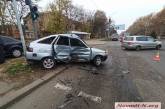 На перехресті у Миколаєві зіткнулися «Лада» та «Фольксваген» – водія забрала швидка