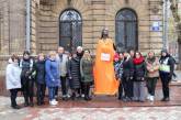 Статую нареченої в Миколаєві одягли у все помаранчеве (фото)
