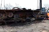 На Херсонщине очищают дороги от сгоревших танков оккупантов