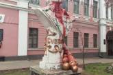У Миколаєві пам'ятник Суворову облили фарбою (фото)