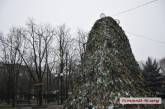 В Николаеве на ул. Соборной соорудили импровизированную елку (фото)