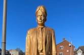 В Британии создали статую Путина с головой-членом для бросания яйцами