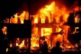 В Николаеве горели хозпостройки: от огня удалось спасти дом