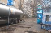  В Николаеве автоцистерны, из которых воду должны раздавать бесплатно, развозят ее на точки продажи (фото)