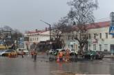 В центре Николаева кладут асфальт во время дождя (фото)