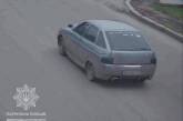 У Миколаєві сірий ВАЗ врізався у припарковану машину та втік (фото)