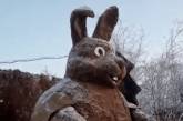 Символ года: в России слепили двухметровую скульптуру кролика из навоза (видео)