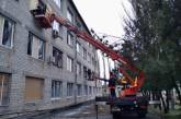 Николаевские коммунальщики помогли зашить окна больницы в обстрелянном Очакове (фото)