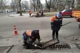 У центрі Миколаєва чистять ливнівки (фото)